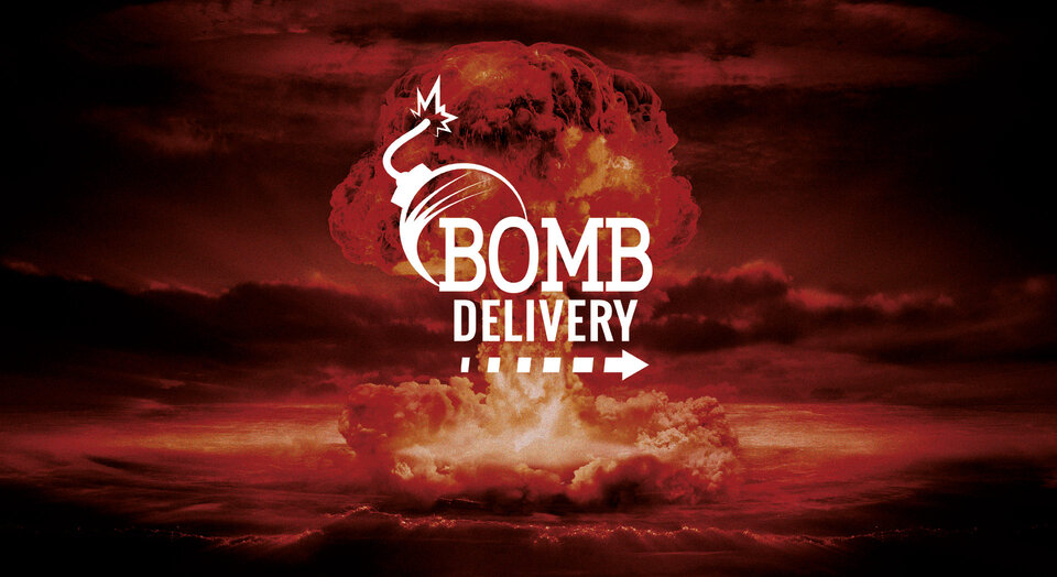Un fungo atomico rosso in un cielo in fiamme, con il logo «Bomb Delivery» e una freccia tratteggiata.