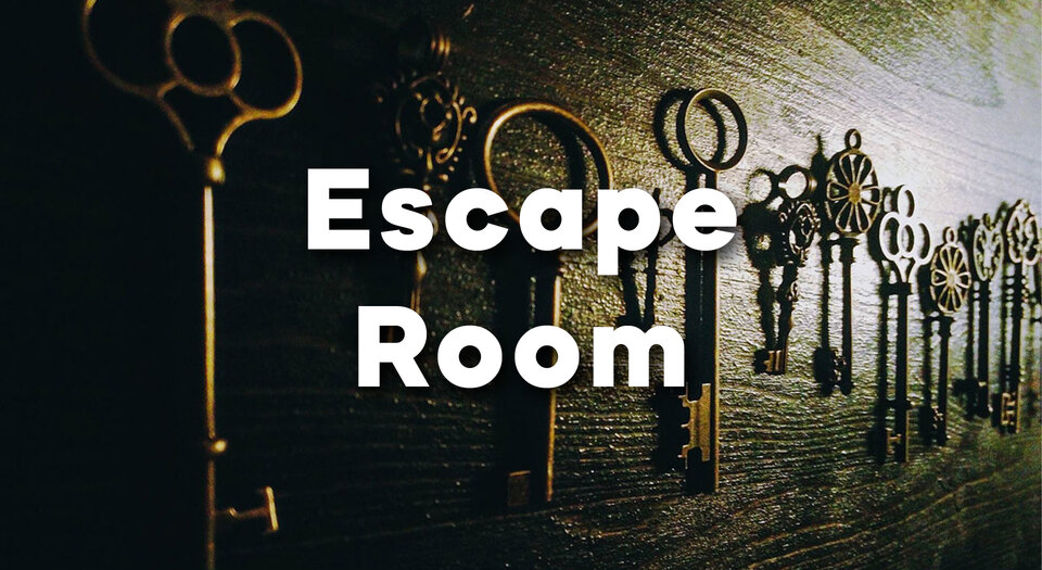 Una fila di chiavi antiche appese a una parete di legno scuro, con la scritta «Escape Room».